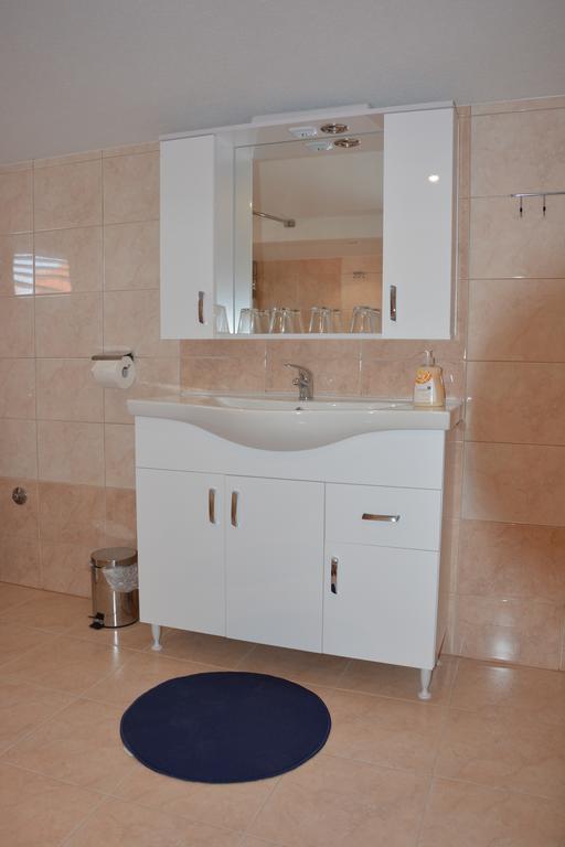 Apartments Petar&Anka Biograd Na Moru Rum bild
